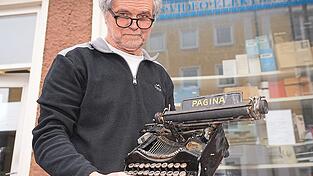 B&uuml;romaschinenmechanikermeister Josef Bajfus vor seiner Werkstatt in der L&uuml;neburger Stra&szlig;e.