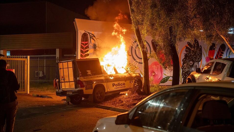 Ein Polizeifahrzeug brennt vor dem Krankenhaus in Alice Springs.