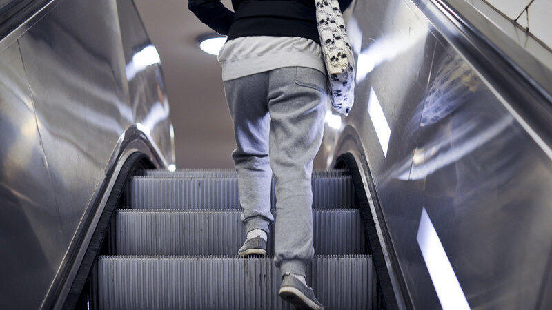 An der Jogginghose scheiden sich die Geister. Bei einigen ist sie als Proll-Look verpönt, doch manchen Ganoven gilt sie anscheinend als unverzichtbar. An der Jogginghose scheiden sich die Geister. Bei einigen ist sie als Proll-Look verpönt, doch manchen Ganoven gilt sie anscheinend als unverzichtbar.