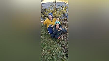 Fabian und Raphael freuen sich, den Vögeln beim Verzehr des Futters zuzusehen.
