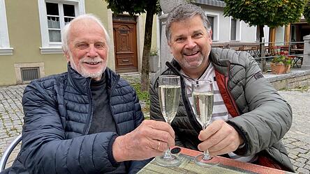 Stoßen auf 40 Jahre Vereinsgeschichte des Lichtenegger Bundes an: Walter Kolbeck (l.) und Ludwig Kern.