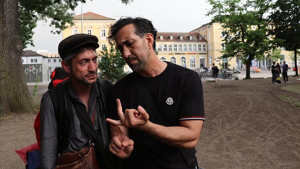 Was die Leute wirklich wissen wollen, ist dass er versucht für seinen Sohn clean zu werden, wird Gökhan (links) von einem Freund erklärt. Was die Leute wirklich wissen wollen, ist dass er versucht für seinen Sohn clean zu werden, wird Gökhan (links) von einem Freund erklärt.