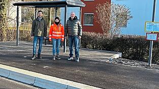 Michael Hutzenthaler und Verena Weinzierl zusammen mit Bürgermeister Andreas Strauß vor der umgestalteten Haltestelle Am Anger. Michael Hutzenthaler und Verena Weinzierl zusammen mit Bürgermeister Andreas Strauß vor der umgestalteten Haltestelle Am Anger.