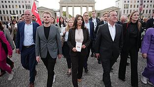 Die SPD-Bundestagsfraktion versammelte sich zum Protestmarsch in Berlin. Die SPD-Bundestagsfraktion versammelte sich zum Protestmarsch in Berlin.