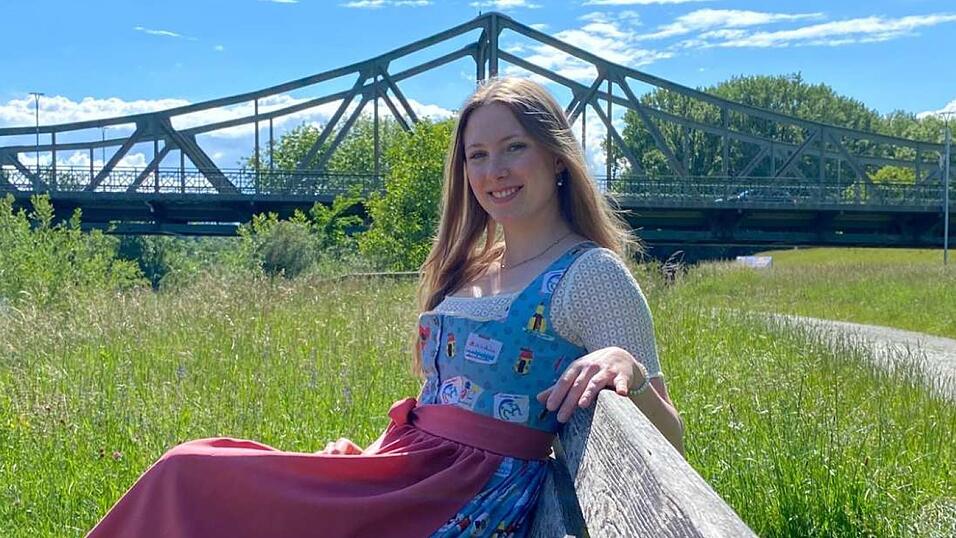 Für ein Fotoshooting mit dem Dirndl hat sich Jana Haunfellner zur Verfügung gestellt. Für 'Mein Herzblut' arbeitet sie als Aushilfe. Für ein Fotoshooting mit dem Dirndl hat sich Jana Haunfellner zur Verfügung gestellt. Für 'Mein Herzblut' arbeitet sie als Aushilfe.