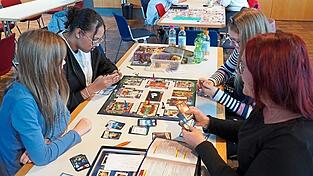 Gemeinsam galt es in „Cluedo“, einen Mordfall zu lösen.