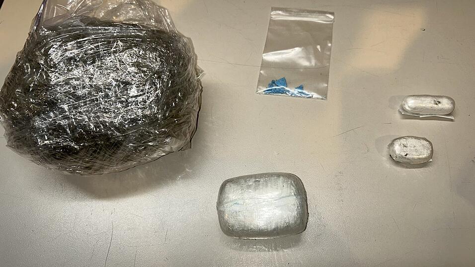 Verschiedene Drogen fanden die Zollbeamten bei der Überprüfung. Verschiedene Drogen fanden die Zollbeamten bei der Überprüfung.