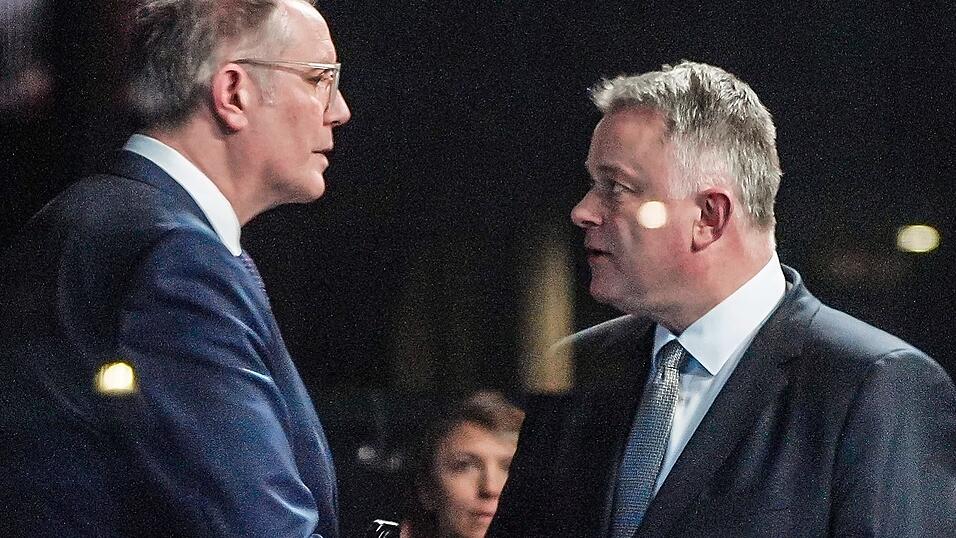 Amts&uuml;bergabe: Noch-Ministerpr&auml;sident Alexander Schweitzer (l.) gratuliert seinem voraussichtlichen Nachfolger Gordon Schnieder.