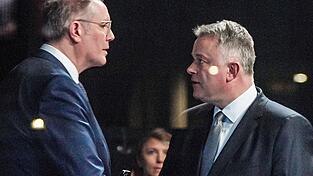 Amts&uuml;bergabe: Noch-Ministerpr&auml;sident Alexander Schweitzer (l.) gratuliert seinem voraussichtlichen Nachfolger Gordon Schnieder.