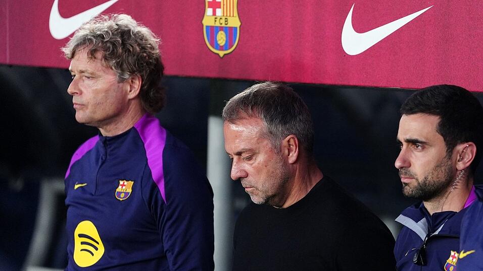 Barcelonas Trainer Hansi Flick (M) trauert um seinen Vater.