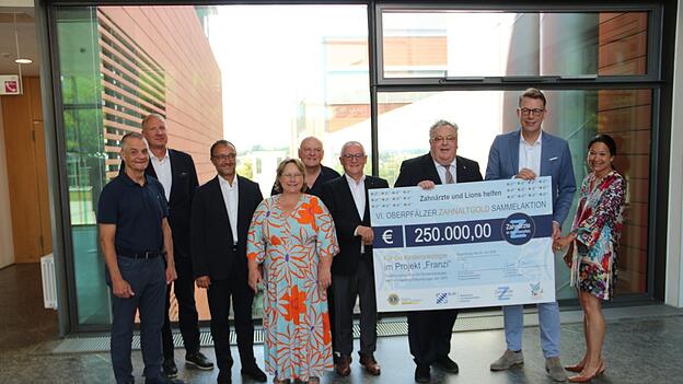Martin Wunnike (von links), Professor Peter Proff, Professor Selim Corbacioglu, Alexandra Wolf, Armin Wolf, Elmar Baumer, Frank Wohl, Staatsminister Markus Blume und Cosima R&uuml;cker freuten sich &uuml;ber die Spende als Baustein der Finanzierung des geplanten Forschungszentrums.