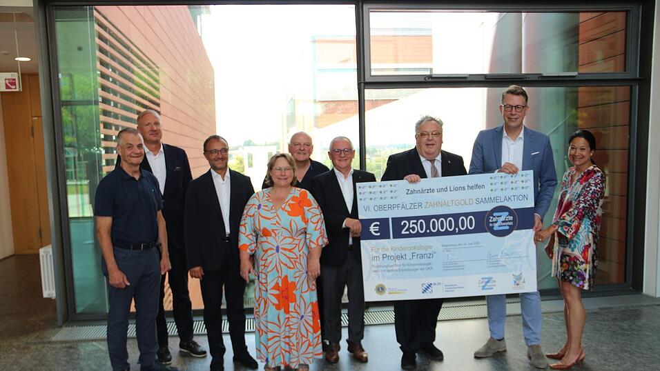 Martin Wunnike (von links), Professor Peter Proff, Professor Selim Corbacioglu, Alexandra Wolf, Armin Wolf, Elmar Baumer, Frank Wohl, Staatsminister Markus Blume und Cosima R&uuml;cker freuten sich &uuml;ber die Spende als Baustein der Finanzierung des geplanten Forschungszentrums.