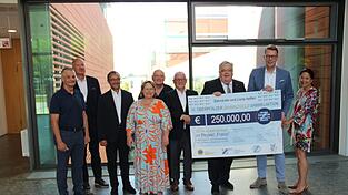 Martin Wunnike (von links), Professor Peter Proff, Professor Selim Corbacioglu, Alexandra Wolf, Armin Wolf, Elmar Baumer, Frank Wohl, Staatsminister Markus Blume und Cosima Rücker freuten sich über die Spende als Baustein der Finanzierung des geplanten Forschungszentrums. Martin Wunnike (von links), Professor Peter Proff, Professor Selim Corbacioglu, Alexandra Wolf, Armin Wolf, Elmar Baumer, Frank Wohl, Staatsminister Markus Blume und Cosima Rücker freuten sich über die Spende als Baustein der Finanzierung des geplanten Forschungszentrums.