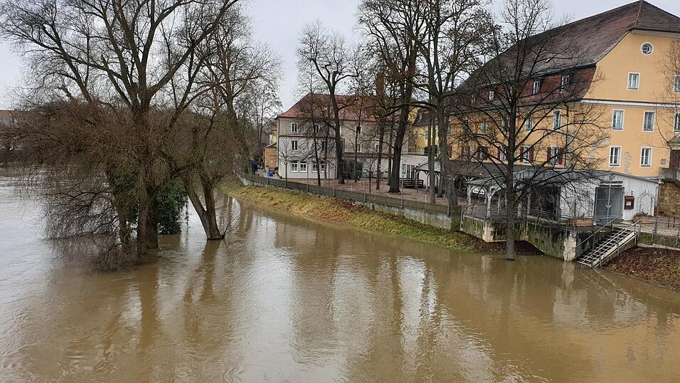 Die Donau in Regensburg am Freitagmittag. Aktuell gilt in der Stadt die Hochwasserwarnstufe 2. Die Donau in Regensburg am Freitagmittag. Aktuell gilt in der Stadt die Hochwasserwarnstufe 2.