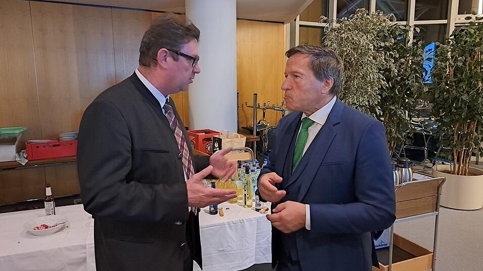 Erdings OB Max Gotz (rechts im Gespräch mit Landrat Martin Bayerstorfer) gelang der Sprung in den Bezirkstag. Erdings OB Max Gotz (rechts im Gespräch mit Landrat Martin Bayerstorfer) gelang der Sprung in den Bezirkstag.
