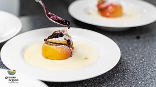 Ein klassisches Rezept der Weihnachtszeit: Bratäpfel mit Vanillesoße und Aronja.