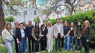 Einige der Mittelsch&uuml;ler aus Deggendorf und Plattling mit Staatsministerin Ulrike Scharf, Landrat Bernd Sibler, Oberb&uuml;rgermeister Dr. Christian Moser und der Leiterin des JFF-Institut f&uuml;r Medienp&auml;dagogik in Forschung und Praxis, Dr. Susanne Eggert.