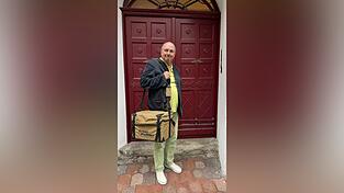 Georg Aigner vor seiner Haustür in Landshut. Sein wichtigstes Accessoire auf Reisen: Die rund neun Kilo schwere Kühltasche, in der die Stammzellen transportiert werden.