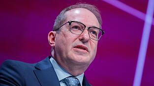 Bundesinnenminister Alexander Dobrindt will mehr Mitarbeiter des Verfassungschutzes im Kampf gegen den Linksextremismus einsetzen.