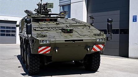 Ein Radpanzer &bdquo;Boxer' auf dem Gel&auml;nde der Firma KNDS, die mit Dr&auml;xlmaier eine Partnerschaft eingegangen ist.