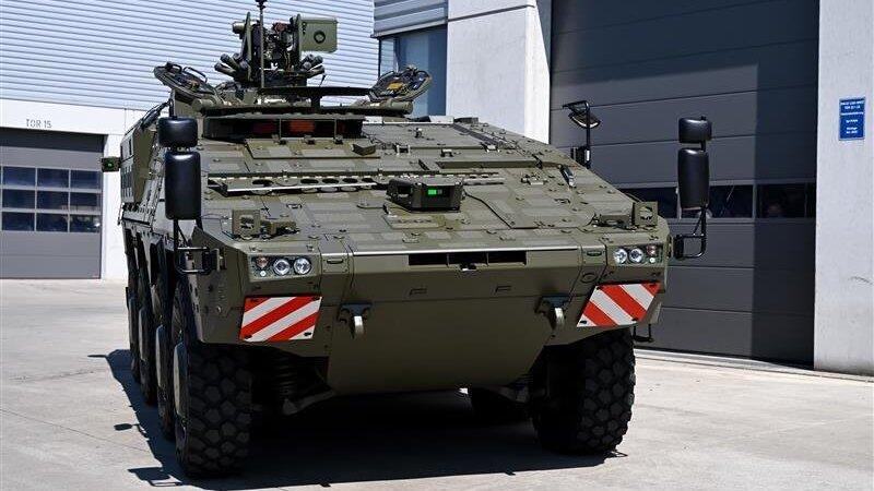 Ein Radpanzer &bdquo;Boxer' auf dem Gel&auml;nde der Firma KNDS, die mit Dr&auml;xlmaier eine Partnerschaft eingegangen ist.