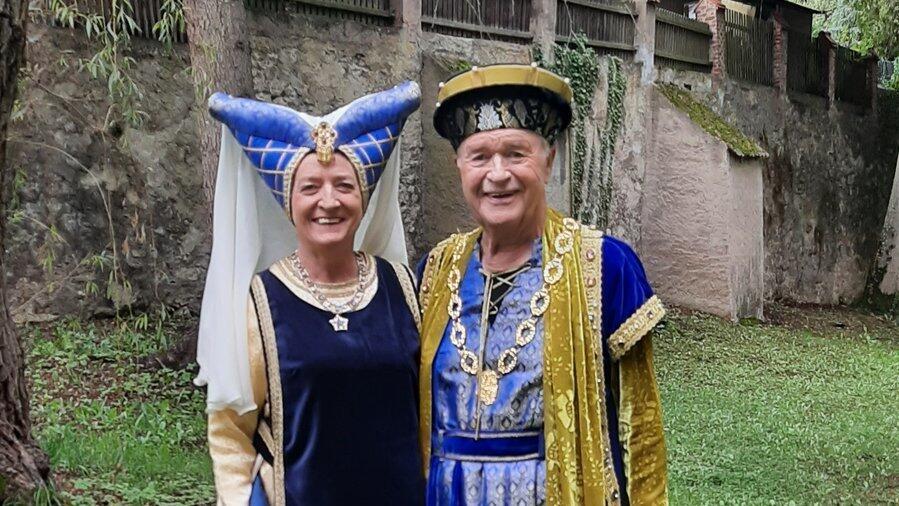 Die mittelalterliche Adelsgruppe beeindruckt durch die tollen Gew&auml;nder.