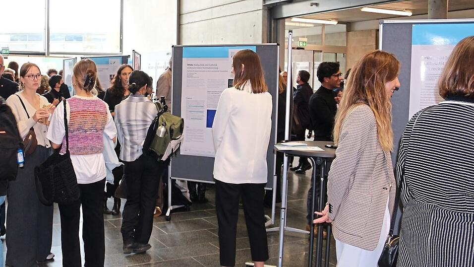 Blick in die Posterausstellung der Auftaktveranstaltung, die die Teilprojekte und Themen des Forschungsverbunds vorstellte.