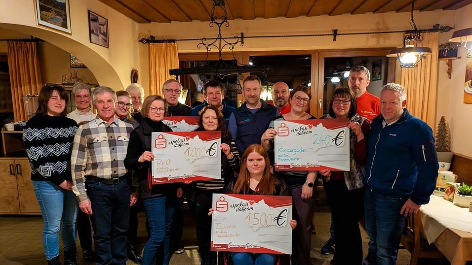 Die Adventsfenster-Aktion des OGV sorgte f&uuml;r viel Freude und Dankbarkeit - hier die Organisatoren, Teilnehmer und Spendenempf&auml;nger.