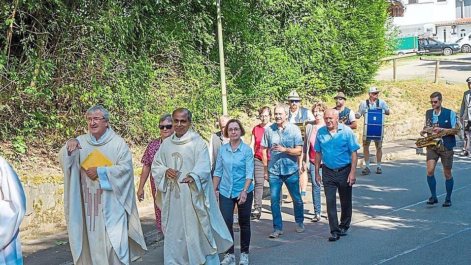 Mit einem feierlichen Umzug unter Beteiligung der Ortsvereine wurde in die Kirche eingezogen.