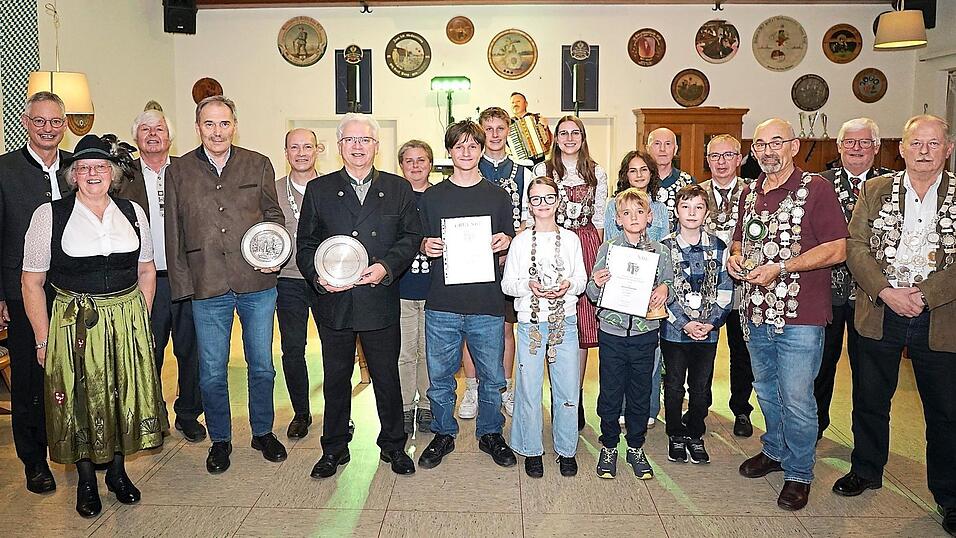 Alle Schützenkönige mit ihren prachtvollen Königsketten bei der Siegerehrung des neuen Sektionsschützenkönigs Michael Glogner (3.v.r.), dem Gewinner des OB-Pannermayr-Wanderpokals, Aaron Holzmann (8.v.r.), und der Sektions-Jugendkönigin Florence Cechura (10.v.r.). Die Ehrungen nahmen (von links) Oberbürgermeister Markus Pannermayr, Sektionsschützenmeisterin Silvia Weiß und Alfred Weiß, Erster Schützenmeister der BSG Stadtwerke, vor.