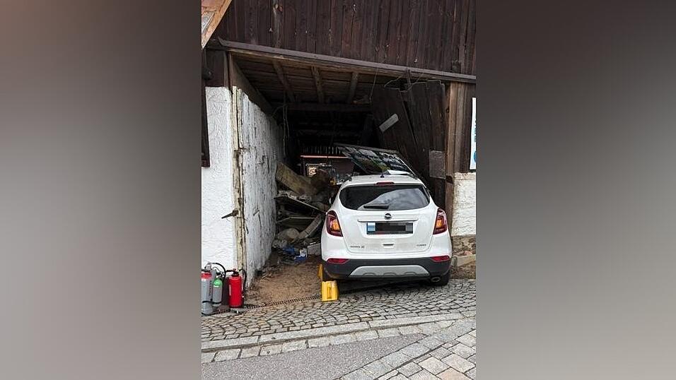 Nachdem eine 79-j&auml;hrige Fahrerin nach links von der Stra&szlig;e abgekommen war, durchbrach sie ein Scheunentor und kam dort zum Stehen.