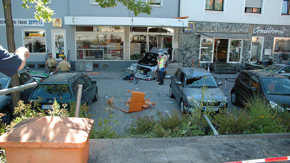 Das Fahrzeug raste die Treppe hinunter in das Fenster eines Waschsalons, auf dessen Stufen zwei Mädchen saßen.