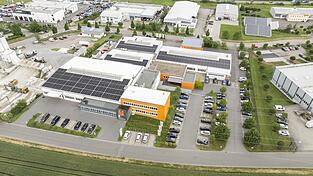 Das Firmengel&auml;nde ist von urspr&uuml;nglich 3.000 auf mittlerweile 12.000 Quadratmeter angewachsen. Auf dem Grundst&uuml;ck am Taschiner Berg stehen drei Geb&auml;ude und B&uuml;ros, in denen mehr als 100 Mitarbeiter besch&auml;ftigt sind.