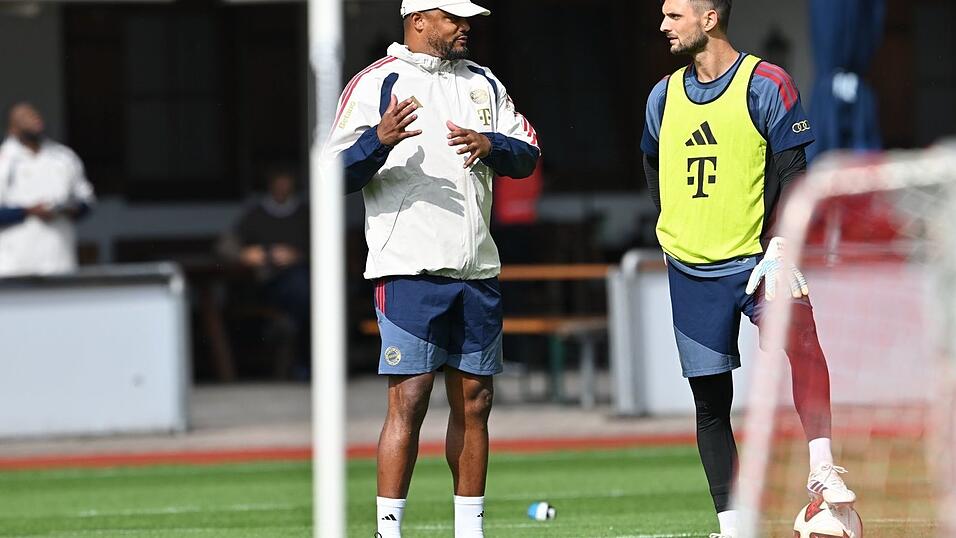 Der Kader von Trainer Kompany (l) wird gr&ouml;&szlig;er.