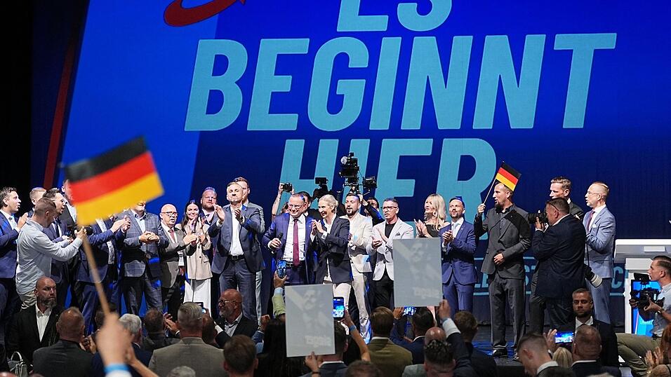 Bei der Wahlparty der AfD in Sachsen-Anhalt ruft Ulrich Siegmund in den Saal: &bdquo;Wir haben Geschichte geschrieben.&ldquo; Und: &bdquo;Jetzt geht&rsquo;s erst richtig los.&ldquo; Er spricht von einem &bdquo;Regierungsauftrag&ldquo; f&uuml;r die AfD.