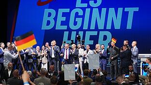 Bei der Wahlparty der AfD in Sachsen-Anhalt ruft Ulrich Siegmund in den Saal: „Wir haben Geschichte geschrieben.“ Und: „Jetzt geht’s erst richtig los.“ Er spricht von einem „Regierungsauftrag“ für die AfD. Bei der Wahlparty der AfD in Sachsen-Anhalt ruft Ulrich Siegmund in den Saal: „Wir haben Geschichte geschrieben.“ Und: „Jetzt geht’s erst richtig los.“ Er spricht von einem „Regierungsauftrag“ für die AfD.