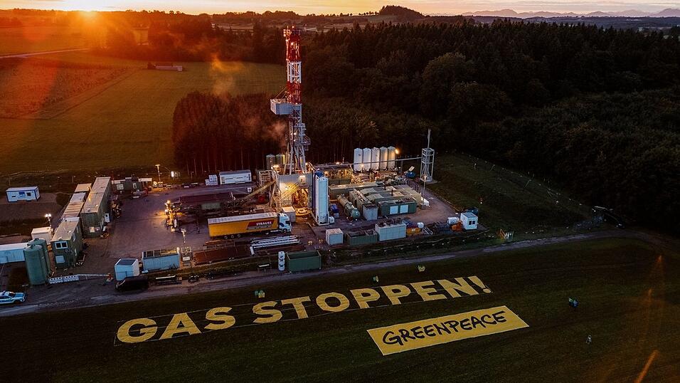 Aktivisten von Greenpeace protestierten mit einem Banner gegen die Erdgasbohrung in Oberbayern.