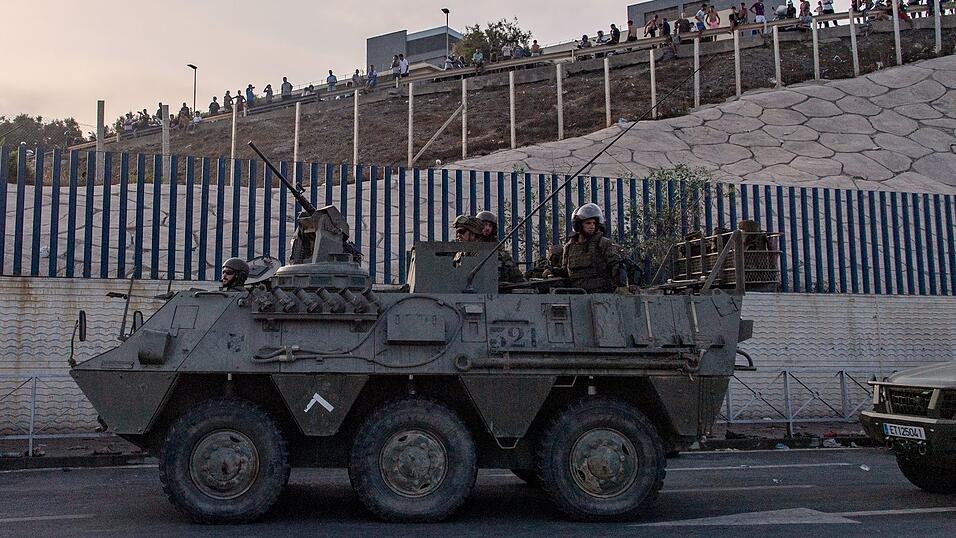 Die Zentralregierung in Madrid ordnete den Einsatz von in Ceuta stationierten Armeeeinheiten zur Unterstützung der Grenzbeamten an. Die Zentralregierung in Madrid ordnete den Einsatz von in Ceuta stationierten Armeeeinheiten zur Unterstützung der Grenzbeamten an.