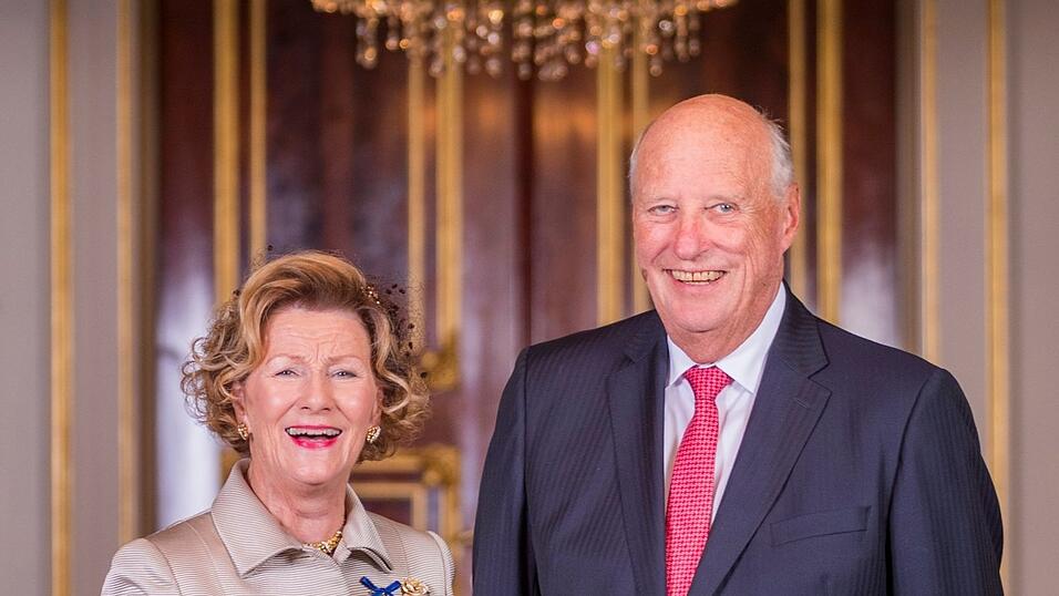 Um seine große Liebe Sonja kämpfte Harald neun Jahre lang. Während ihrer langen Beziehung neckte der König seine Frau mehr als einmal. (Archivbild) Um seine große Liebe Sonja kämpfte Harald neun Jahre lang. Während ihrer langen Beziehung neckte der König seine Frau mehr als einmal. (Archivbild)