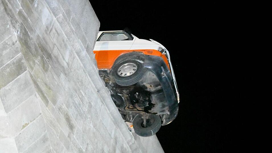 Der VW-Bus blieb im Geländer der Steinernen Brücke stecken. Der VW-Bus blieb im Geländer der Steinernen Brücke stecken.