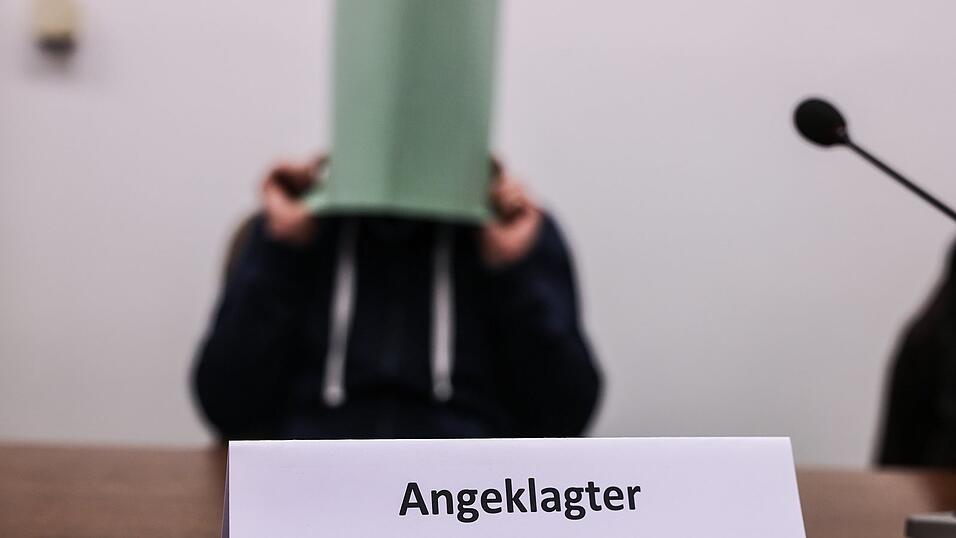 Ein Angeklagter vor Gericht.