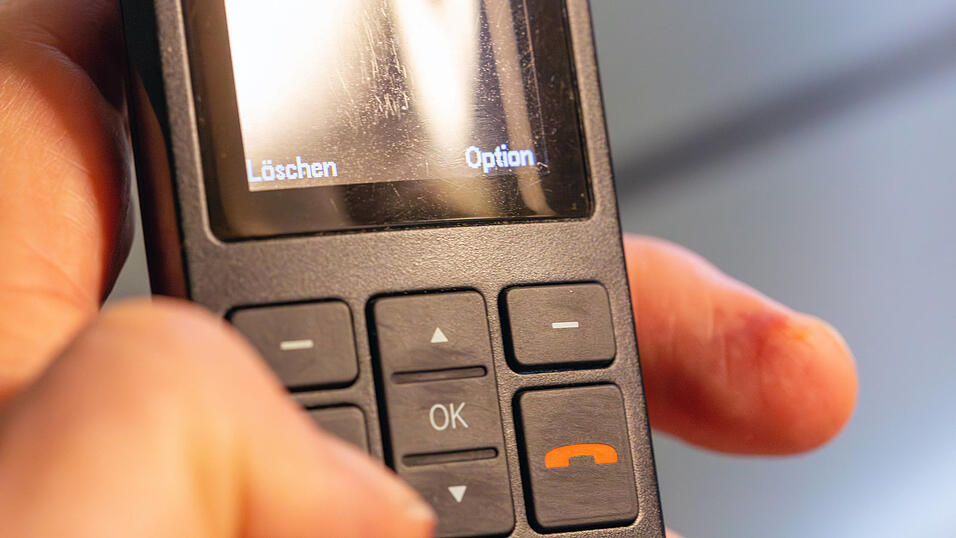 Vor allem ältere Telekom-Kunden unterschreiben nach Erfahrungen von Verbraucherzentralen die Werbeschreiben der 1N Telecom im Glauben, nur einen Tarifwechsel zu beauftragen. Tatsächlich findet jedoch ein - meist ungewollter - Anbieterwechsel statt. Wer widerruft, soll zahlen. Wer auf das „Wechselangebot“ eingeht, sieht sich womöglich dem nächsten Problem gegenüber: den Internetzugang samt Telefonie funktionsfähig einzurichten. Vor allem ältere Telekom-Kunden unterschreiben nach Erfahrungen von Verbraucherzentralen die Werbeschreiben der 1N Telecom im Glauben, nur einen Tarifwechsel zu beauftragen. Tatsächlich findet jedoch ein - meist ungewollter - Anbieterwechsel statt. Wer widerruft, soll zahlen. Wer auf das „Wechselangebot“ eingeht, sieht sich womöglich dem nächsten Problem gegenüber: den Internetzugang samt Telefonie funktionsfähig einzurichten.