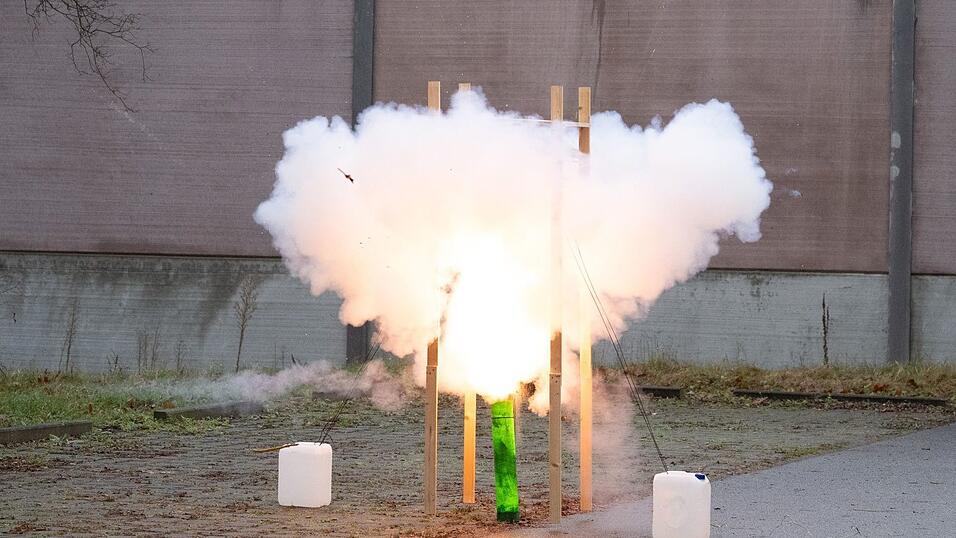 Die Polizei ruft zu sorgsamem Umgang mit Pyrotechnik auf.