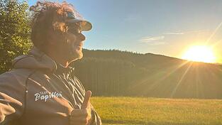 Gleitschirmflieger lieben die Natur aus einem besonderen Blickwinkel. Deshalb betrachtete Markus Börner den Sonnenuntergang in Schwarzenbach schon auch mit einer gewissen Ehrfurcht und freute sich dabei über den Rekordflug. Gleitschirmflieger lieben die Natur aus einem besonderen Blickwinkel. Deshalb betrachtete Markus Börner den Sonnenuntergang in Schwarzenbach schon auch mit einer gewissen Ehrfurcht und freute sich dabei über den Rekordflug.