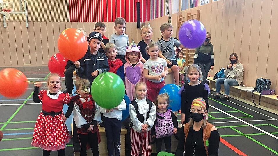 Damit die Kleinsten des Turnvereins etwas Faschingsstimmung hatten, lud Trainerin Claudia Mühlbauer ihre Turnkinder ein, am unsinnigen Donnerstag verkleidet in die Kinderturnstunde zu kommen. Damit die Kleinsten des Turnvereins etwas Faschingsstimmung hatten, lud Trainerin Claudia Mühlbauer ihre Turnkinder ein, am unsinnigen Donnerstag verkleidet in die Kinderturnstunde zu kommen.