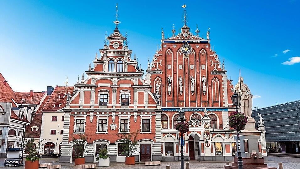 Das Schwarzh&auml;upterhaus im Zentrum Rigas ist &uuml;ber 700 Jahre alt und ein wichtiges Symbol der Stadt.
