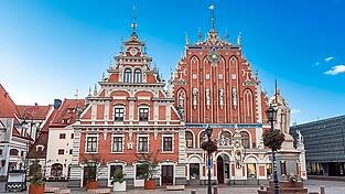 Das Schwarzh&auml;upterhaus im Zentrum Rigas ist &uuml;ber 700 Jahre alt und ein wichtiges Symbol der Stadt.