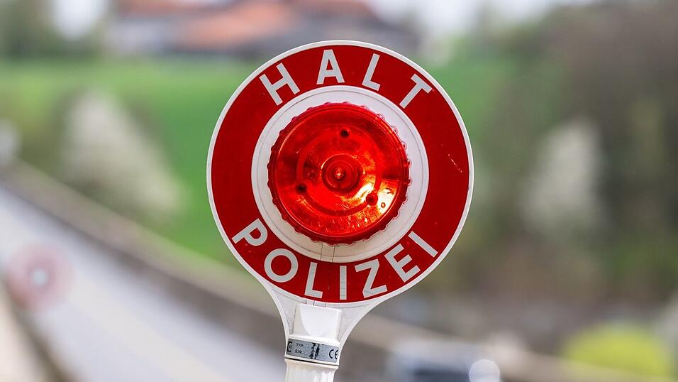Der Polizist versuchte unter anderem mit einer Leuchtkelle, den Wagen anzuhalten. (Symbolbild) Der Polizist versuchte unter anderem mit einer Leuchtkelle, den Wagen anzuhalten. (Symbolbild)
