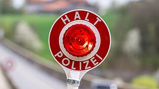 Der Polizist versuchte unter anderem mit einer Leuchtkelle, den Wagen anzuhalten. (Symbolbild) Der Polizist versuchte unter anderem mit einer Leuchtkelle, den Wagen anzuhalten. (Symbolbild)