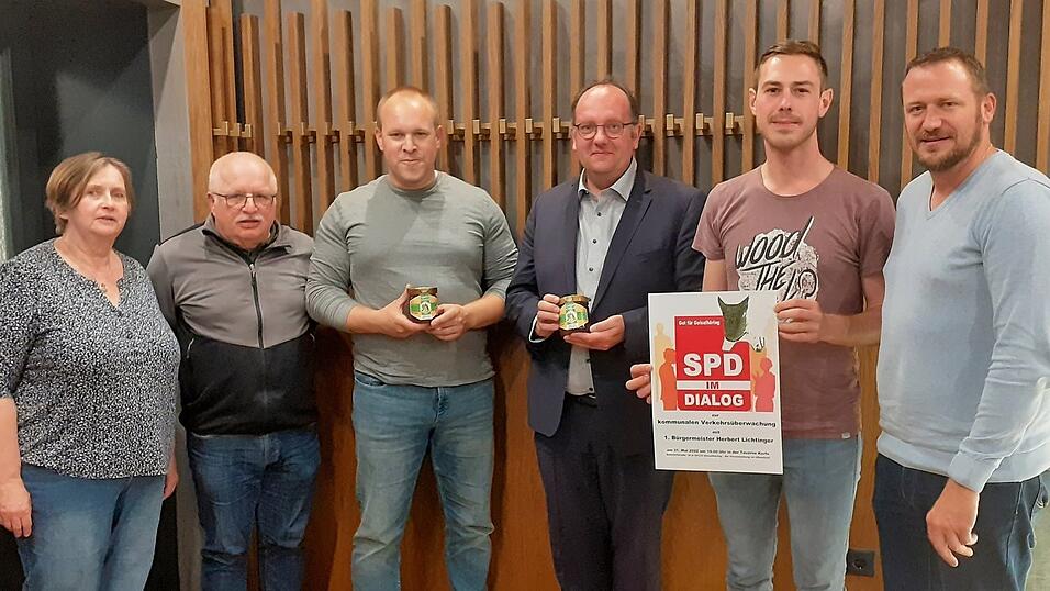Befassten sich intensiv mit der kommunalen Verkehrsüberwachung in Geiselhöring: (von links) Ortsvorsitzende Barbara Kasberger, Stadtrat Josef Eisenhut, Tommy Dörner vom Zweckverband Kommunale Verkehrssicherheit, Bürgermeister Herbert Lichtinger, Stadtrat Ludwig Kerscher und Ortsvorsitzender Michael Meister. Befassten sich intensiv mit der kommunalen Verkehrsüberwachung in Geiselhöring: (von links) Ortsvorsitzende Barbara Kasberger, Stadtrat Josef Eisenhut, Tommy Dörner vom Zweckverband Kommunale Verkehrssicherheit, Bürgermeister Herbert Lichtinger, Stadtrat Ludwig Kerscher und Ortsvorsitzender Michael Meister.